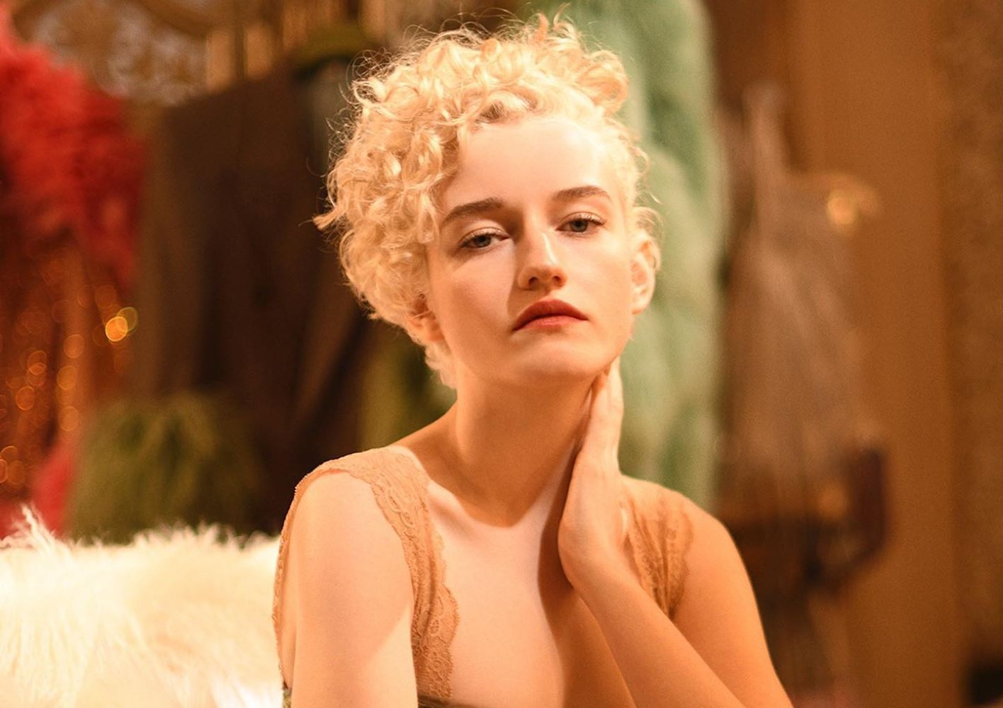Μυστικά ομορφιάς από την julia garner και το αγαπημένο της άρωμα