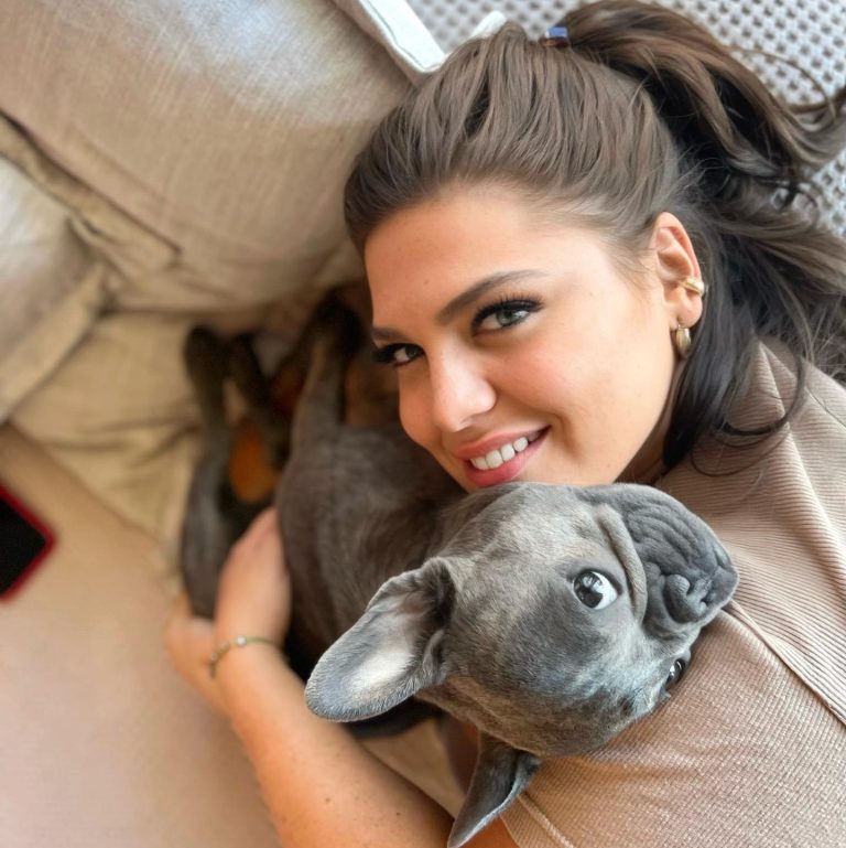 Η Δανάη Μπάρκα με τον σκύλο της