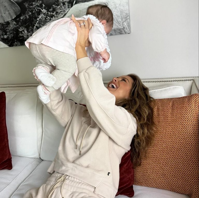 Η Maria Menounos με την κόρη της