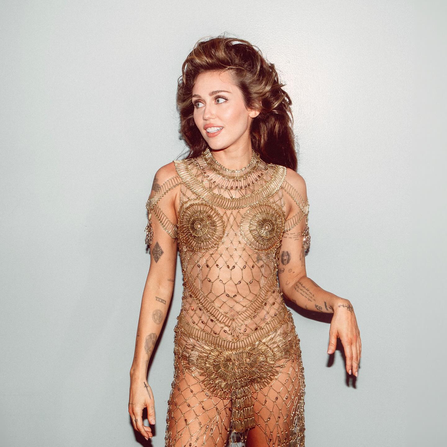 Η Miley Cyrus με χρυσό φόρεμα