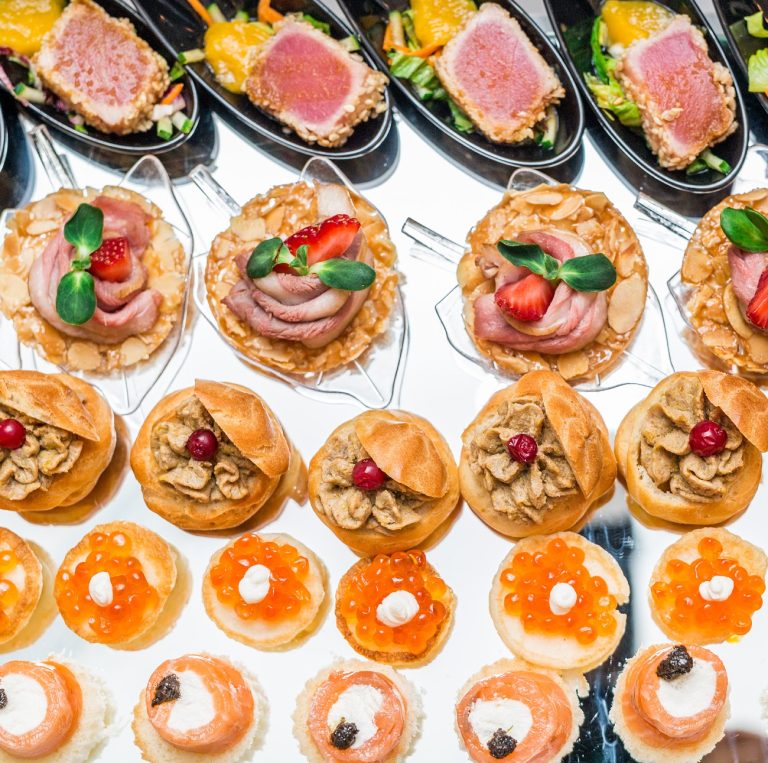 Γλυκά σε μπουφέ