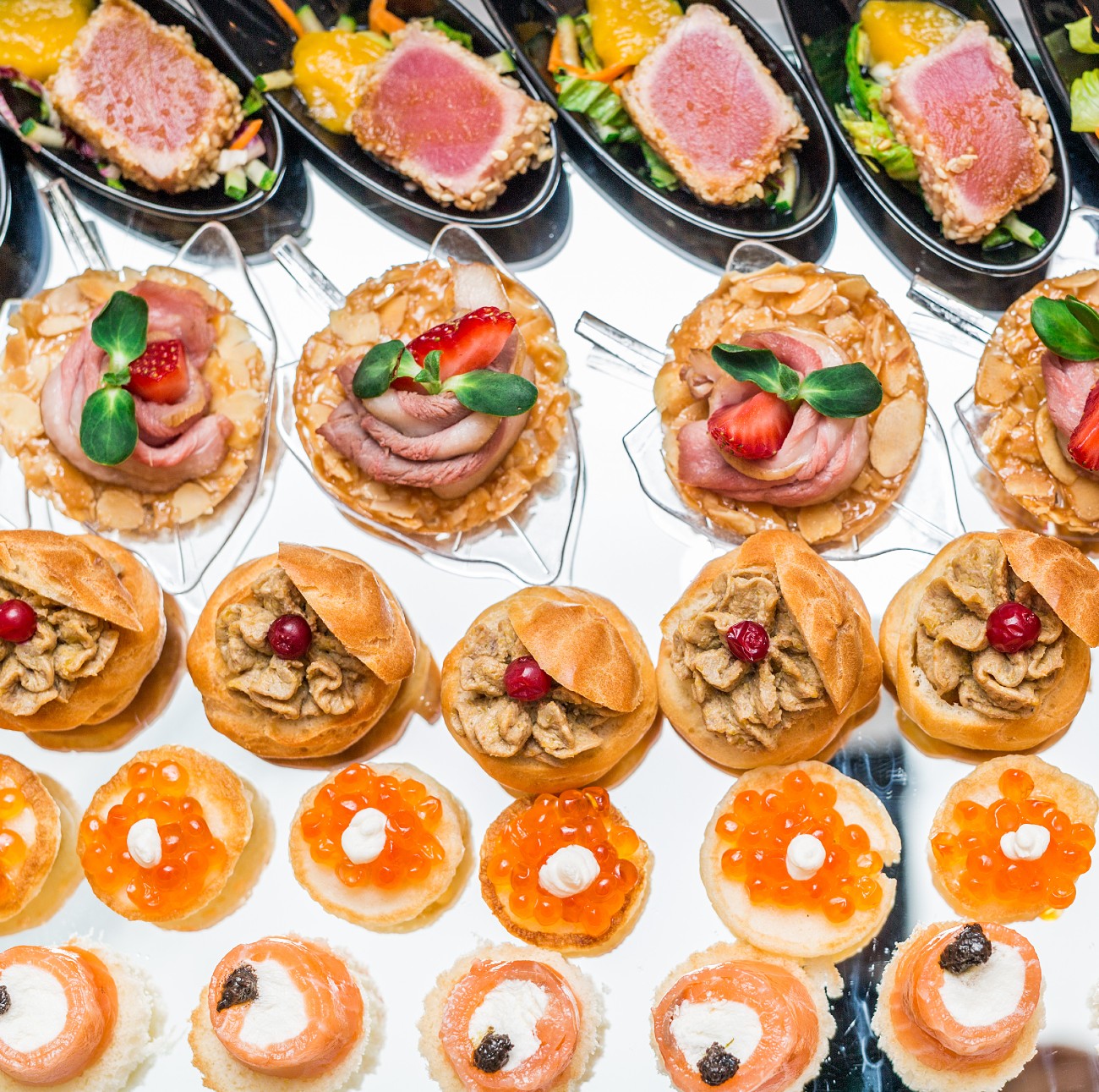 Γλυκά σε μπουφέ