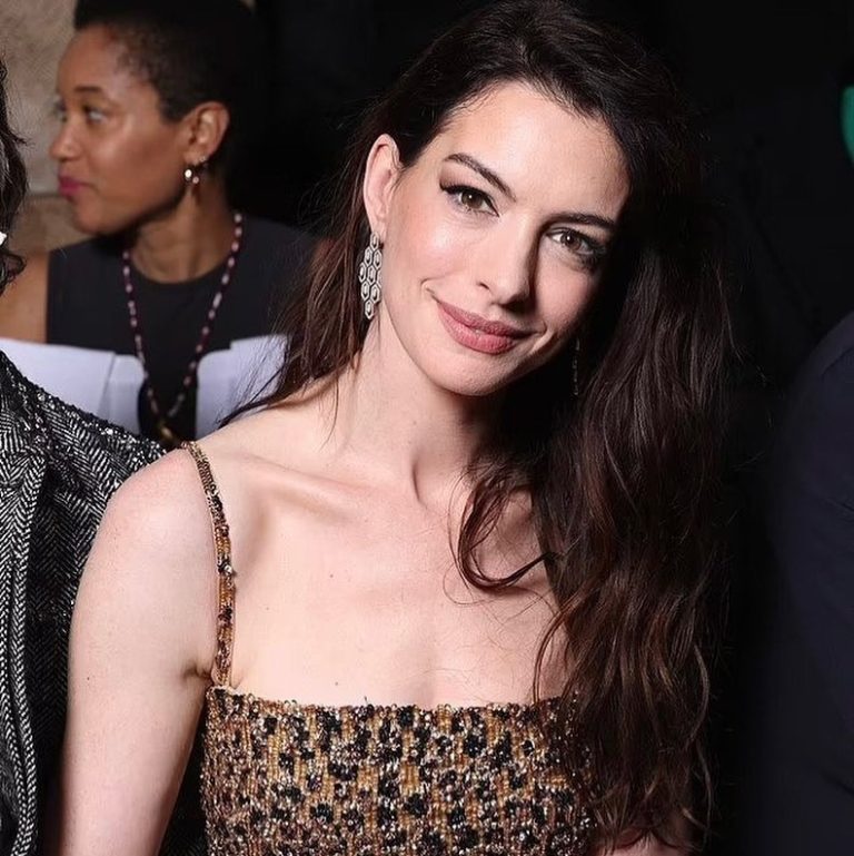 H Anne Hathaway σε show του Valentino