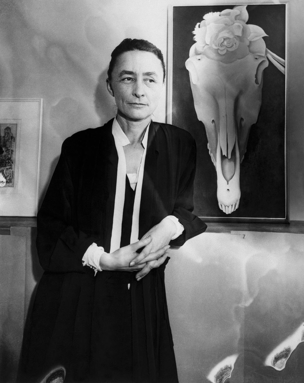 Η Georgia O'Keeffe δίπλα στο έργο της "Κρανίο Αλόγου με Λευκό Τριαντάφυλλο" σε έκθεσή της υπό τον τίτλο "Ζωή και Θάνατος". 