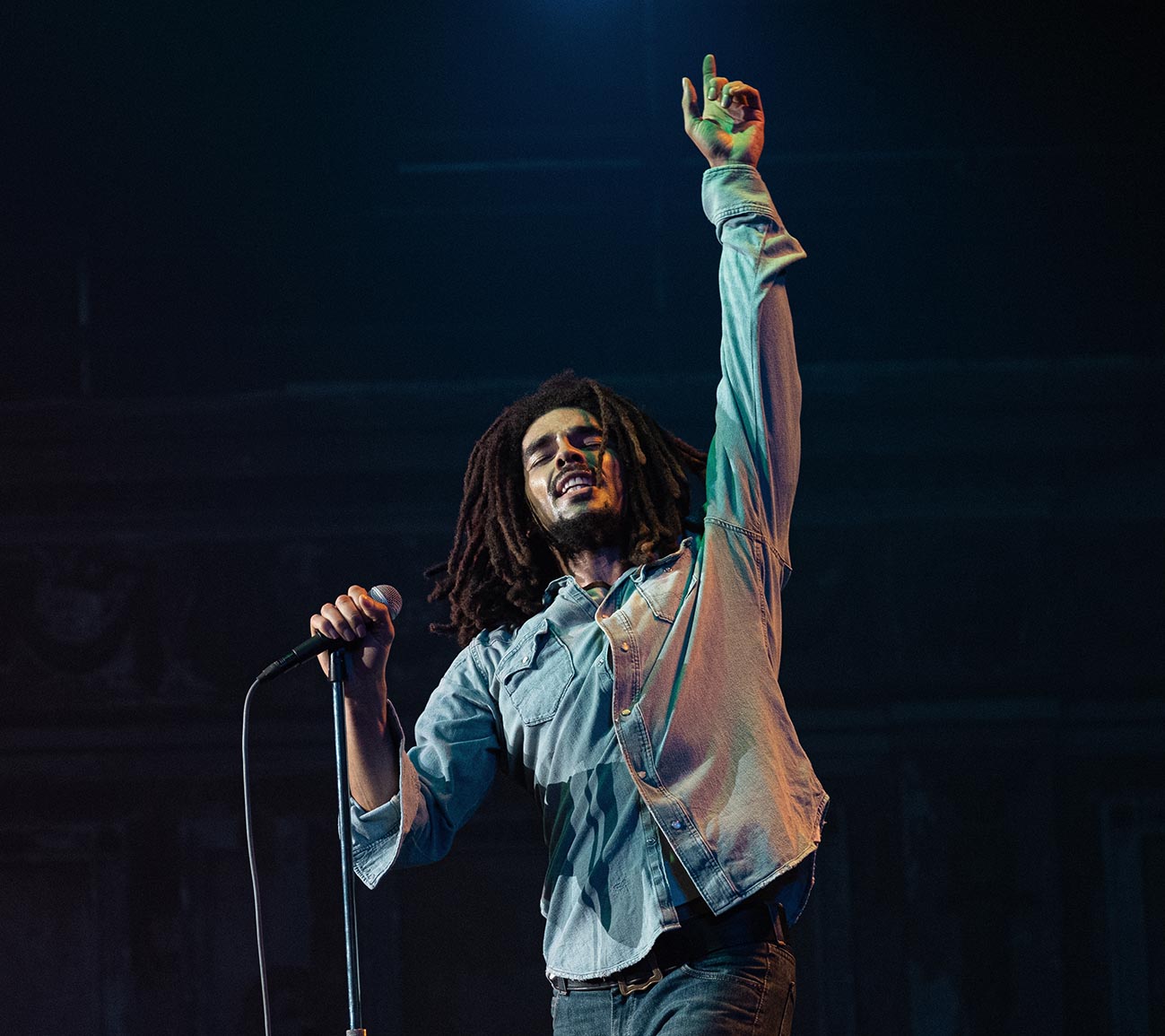 O Kinglsey Ben-Adir στο ρόλο του “Bob Marley” in Bob Marley στην ταινία¨One Love