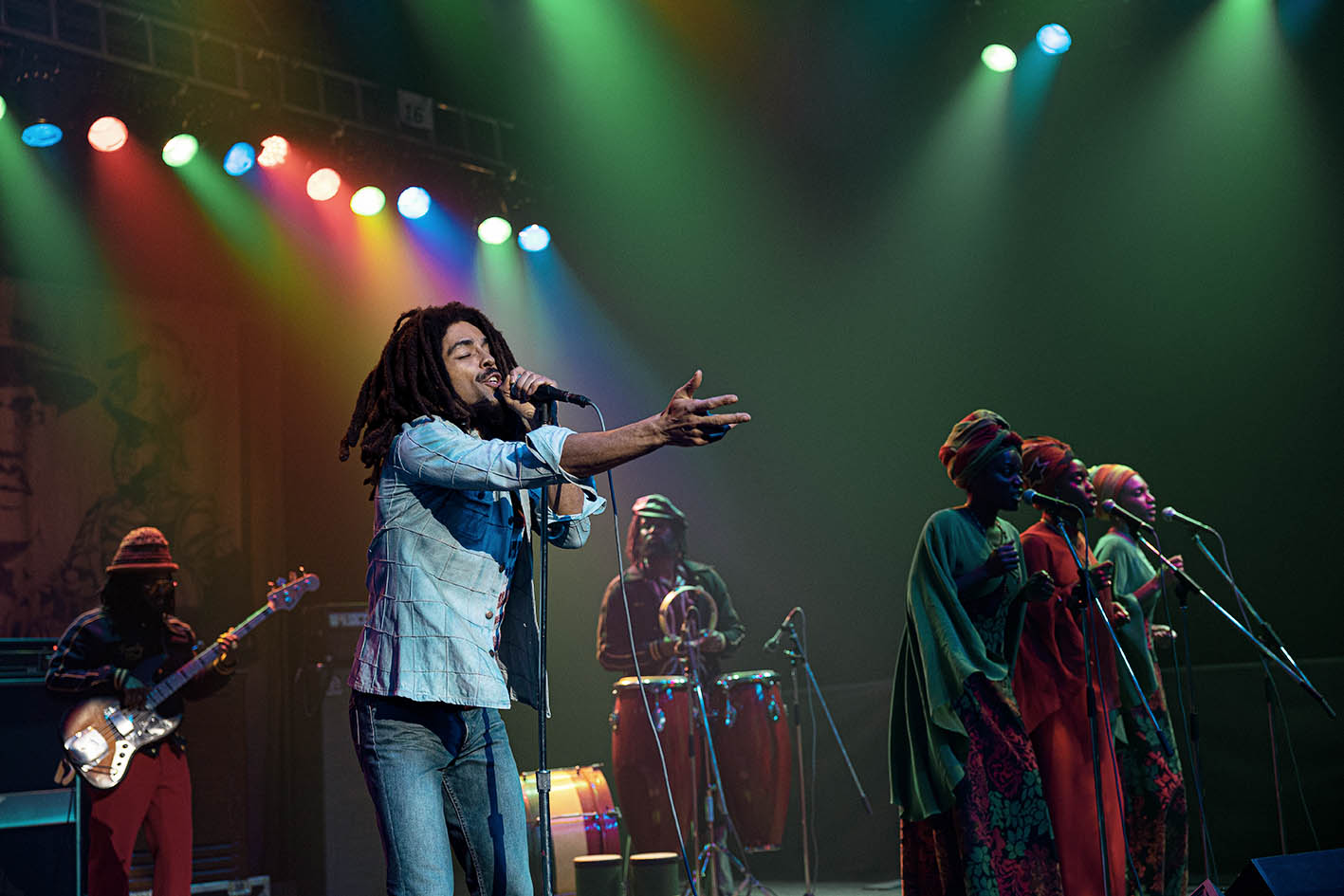 O Kinglsey Ben-Adir στο ρόλο του “Bob Marley” in Bob Marley στην ταινία¨One Love