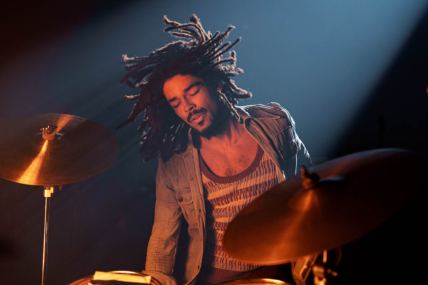 O Kinglsey Ben-Adir στο ρόλο του “Bob Marley” in Bob Marley στην ταινία¨One Love