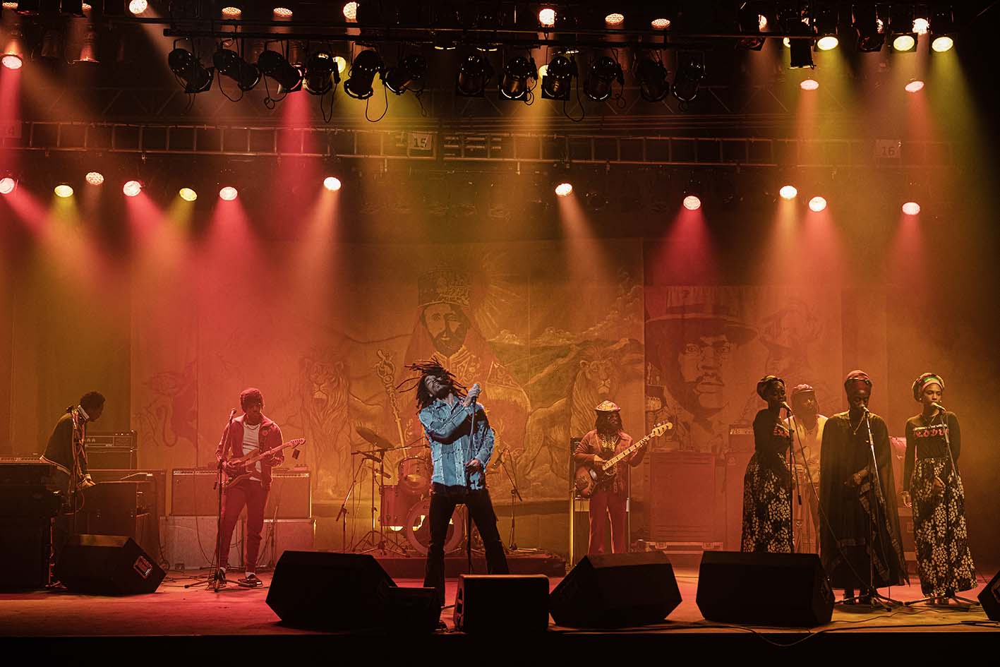 O Kinglsey Ben-Adir στο ρόλο του “Bob Marley” in Bob Marley στην ταινία¨One Love