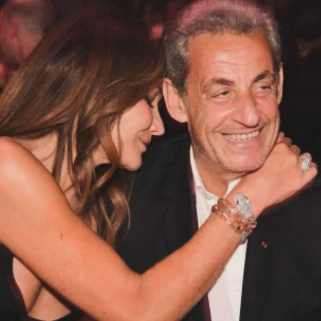 H Carla Bruni αγκαλιά με τον Nicolas Sarkozy