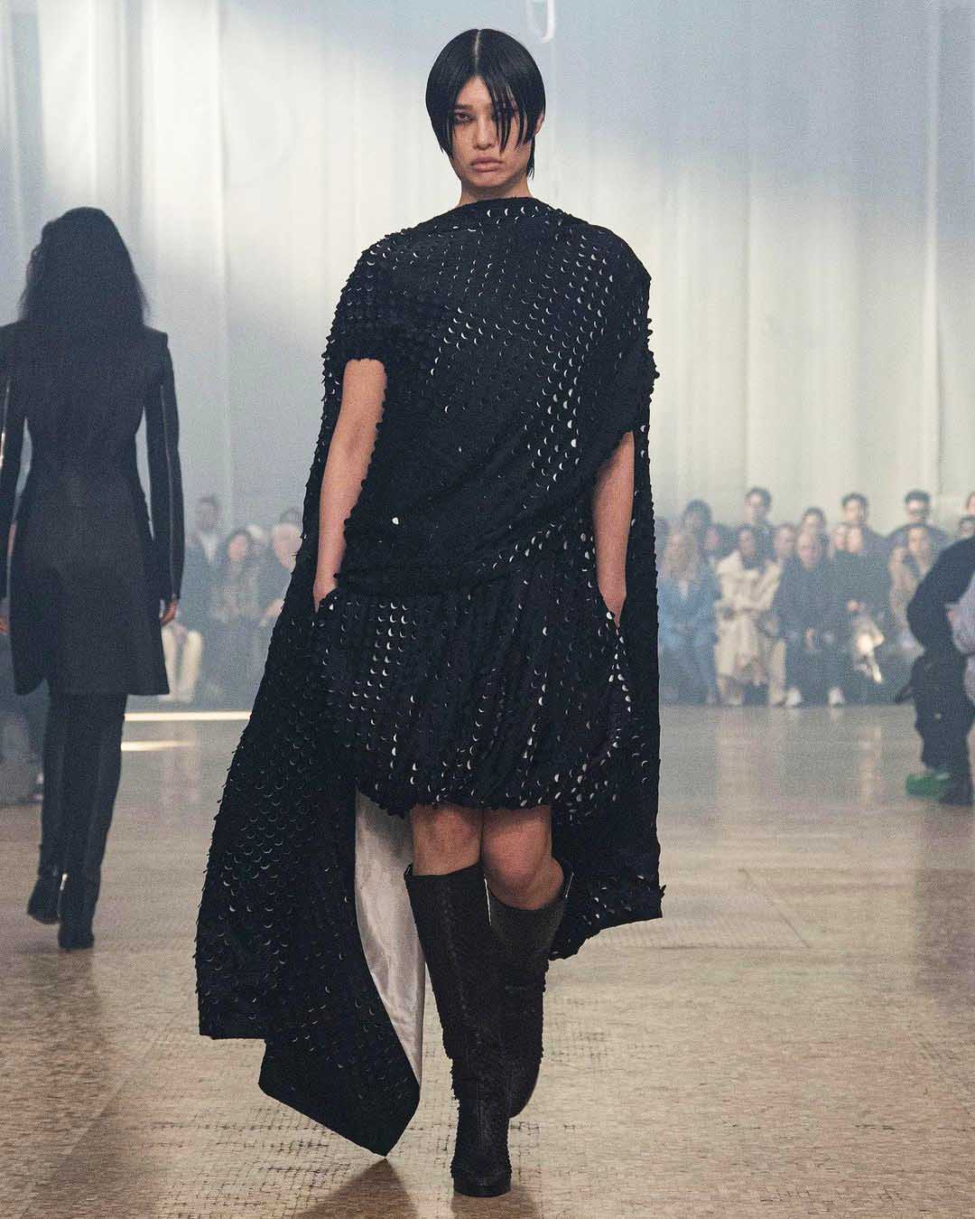 Μοντέλο του brand Helmut Lang, Fashion Week New York 2024
