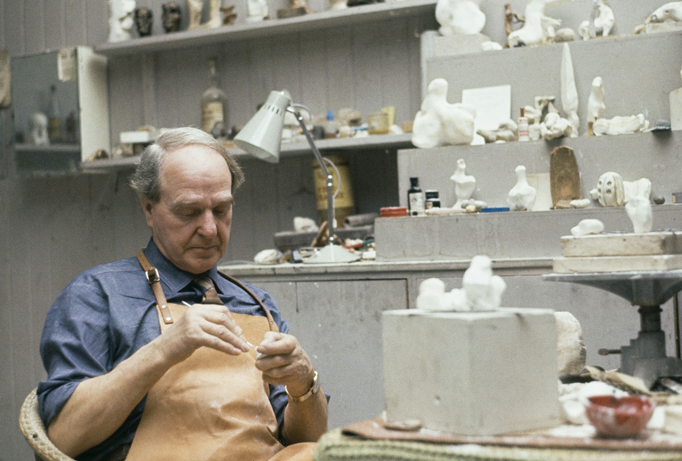 O Henry Moore (1898 - 1986)  στο εργαστήριό του,1965. 