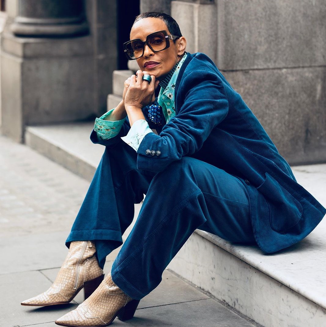 Fashionista Jordan Trent με total blue