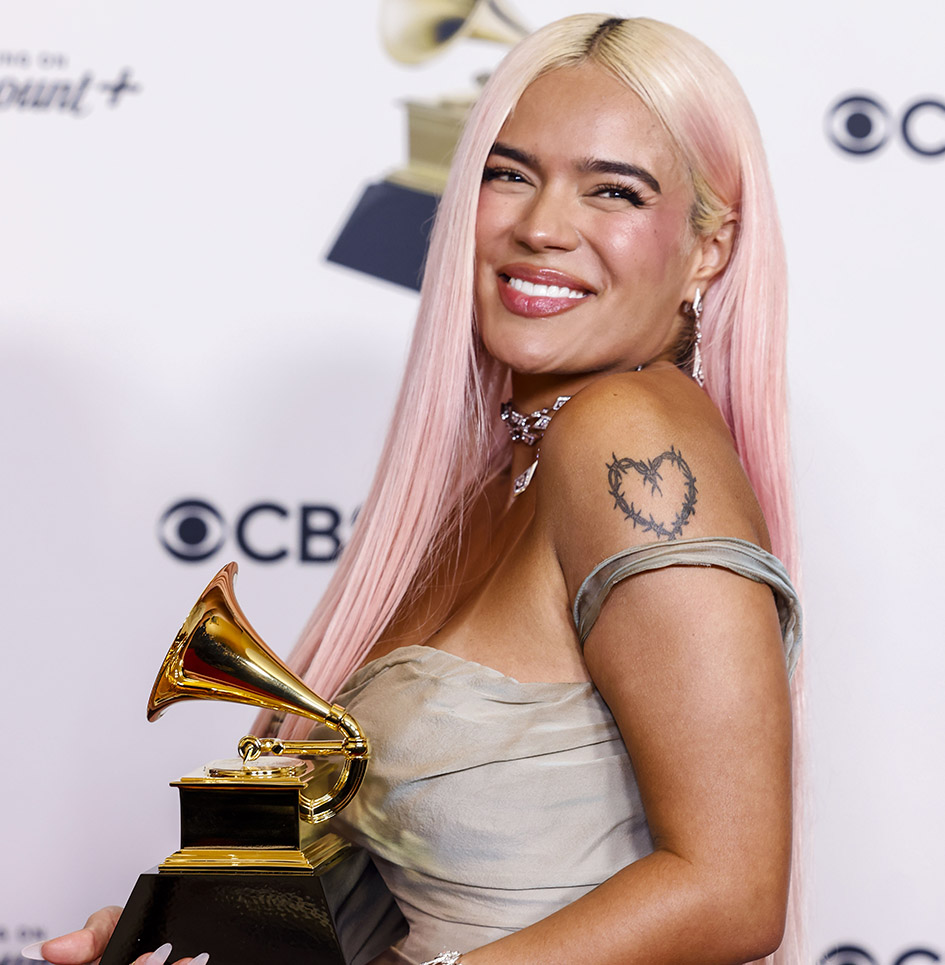 H Karol G, με το τρόπαιο για το τραγούδι "Mañana Será Bonito," στα 66α Grammy Awards στις 4 Φεβρουαρίου 2024.