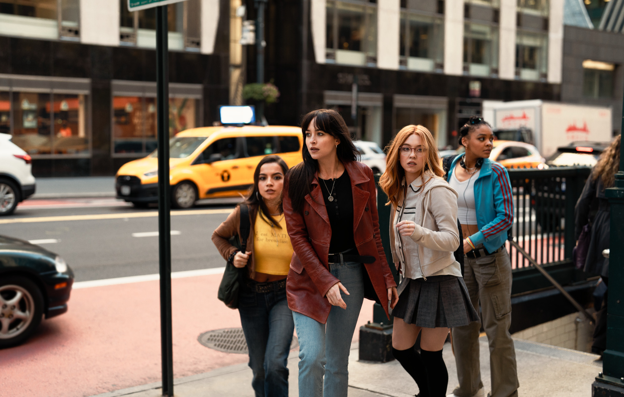 Οι ηρωίδες Anya Corazon (Isabela Merced), Cassandra Webb (Dakota Johnson), Julia Cornwall (Sydney Sweeney) και Mattie Franklin (Celeste O'Connor) σε σκηνή από την ταινία της Columbia Pictures MADAME WEB.