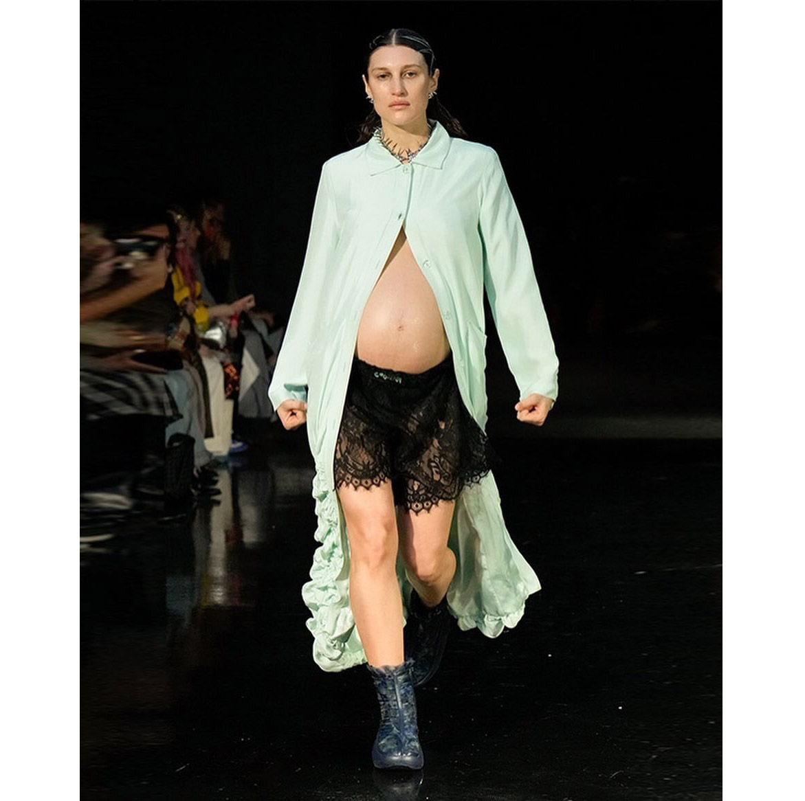 Η designer Maddie Moon στο show της Collina Strada W/F2024 , Karolina Liebers με τη