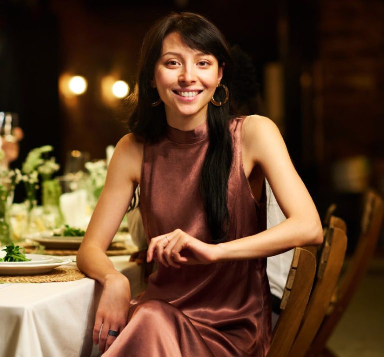 κοπέλα με φόρεμα σε εορταστικό τραπέζι