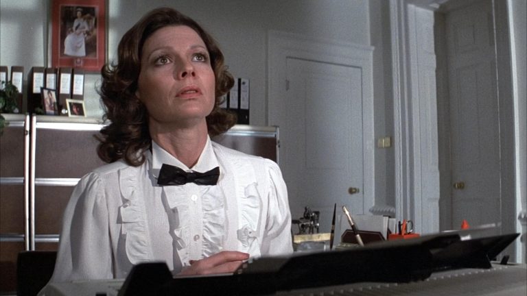 H Pamela Salem σε σκηνή από την ταινία του James Bond "Ποτέ μην ξαναπείς ποτέ"