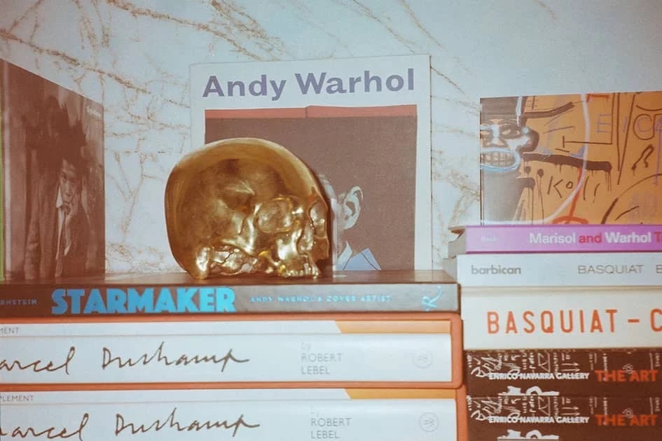 Βιβλία σε ράφι από το νέο βιβλιοπωλείο του Saint Laurent