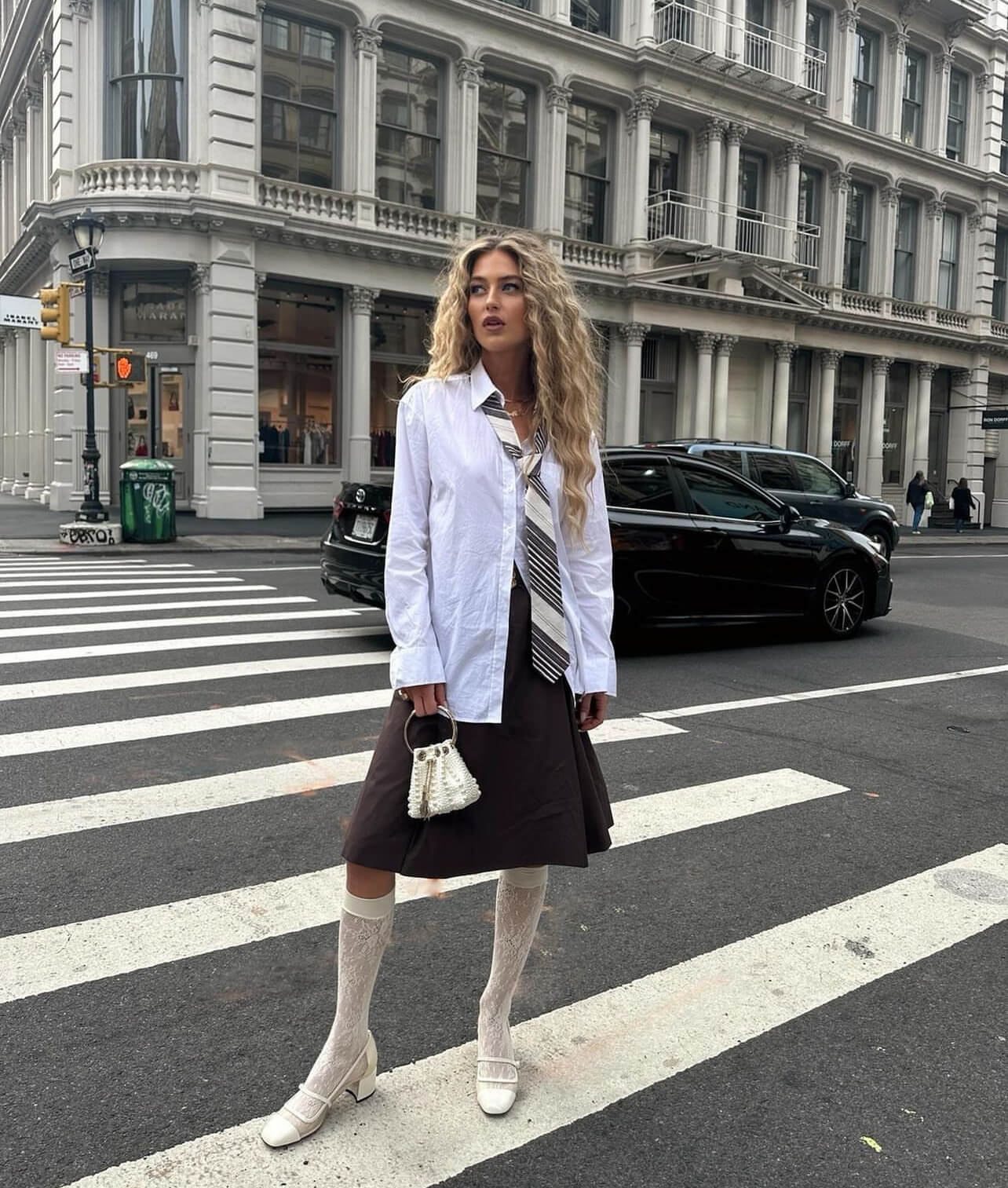 Μίντι φούστα με πουκάμισο και γραβάτα