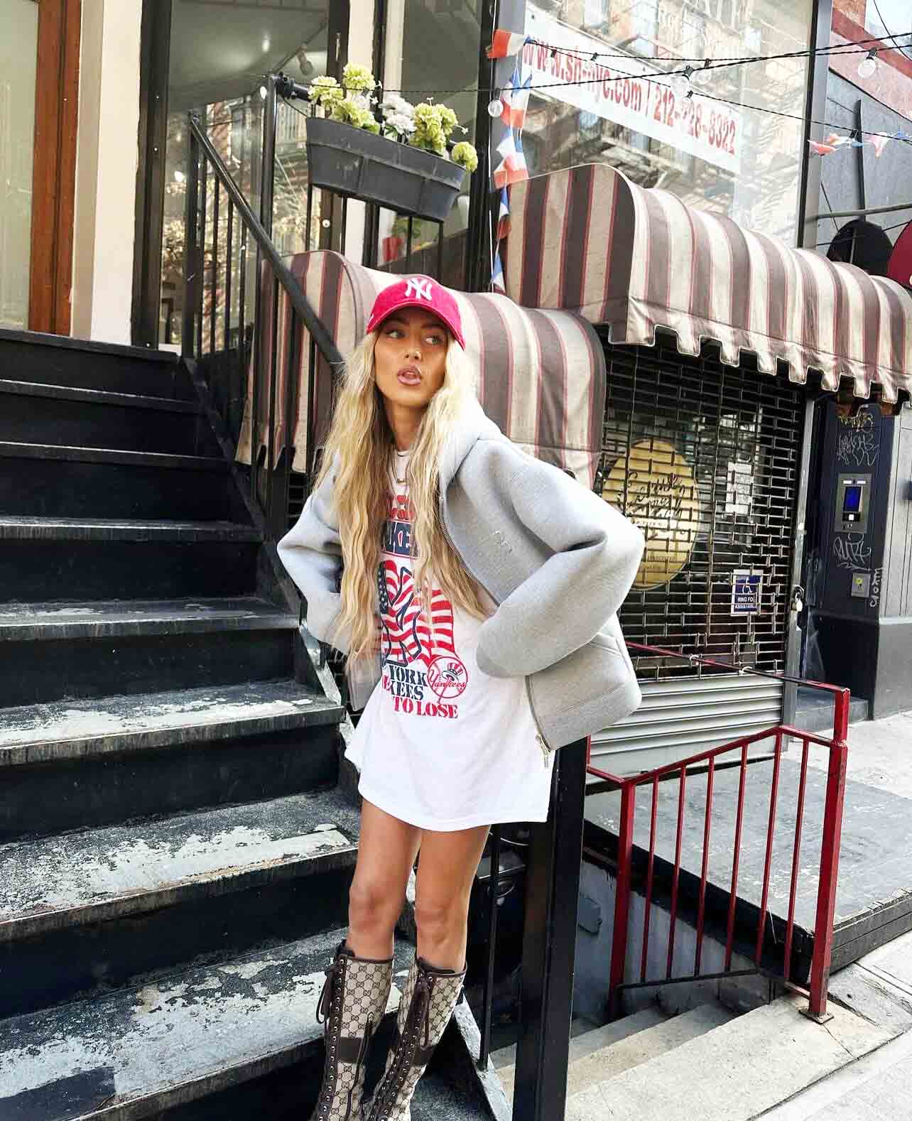 Casual σύνολο με λευκό κοντομάνικο και καπέλο