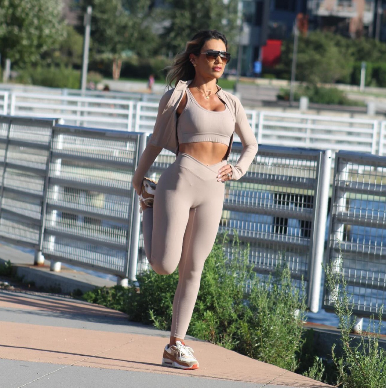 Γυναίκα κάνει γυμναστική