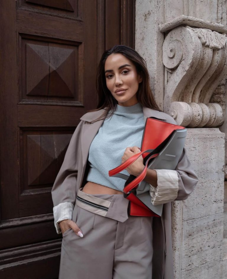 H Tamara Kalinic με Business σύνολο και μεγάλη δερμάτινη τσάντα