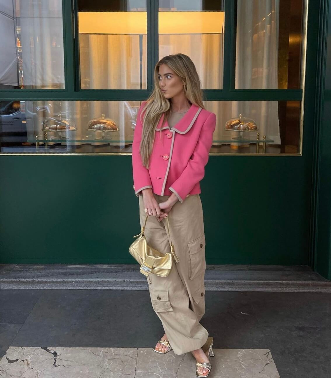 Cargo παντελόνι με ροζ ζακέτα