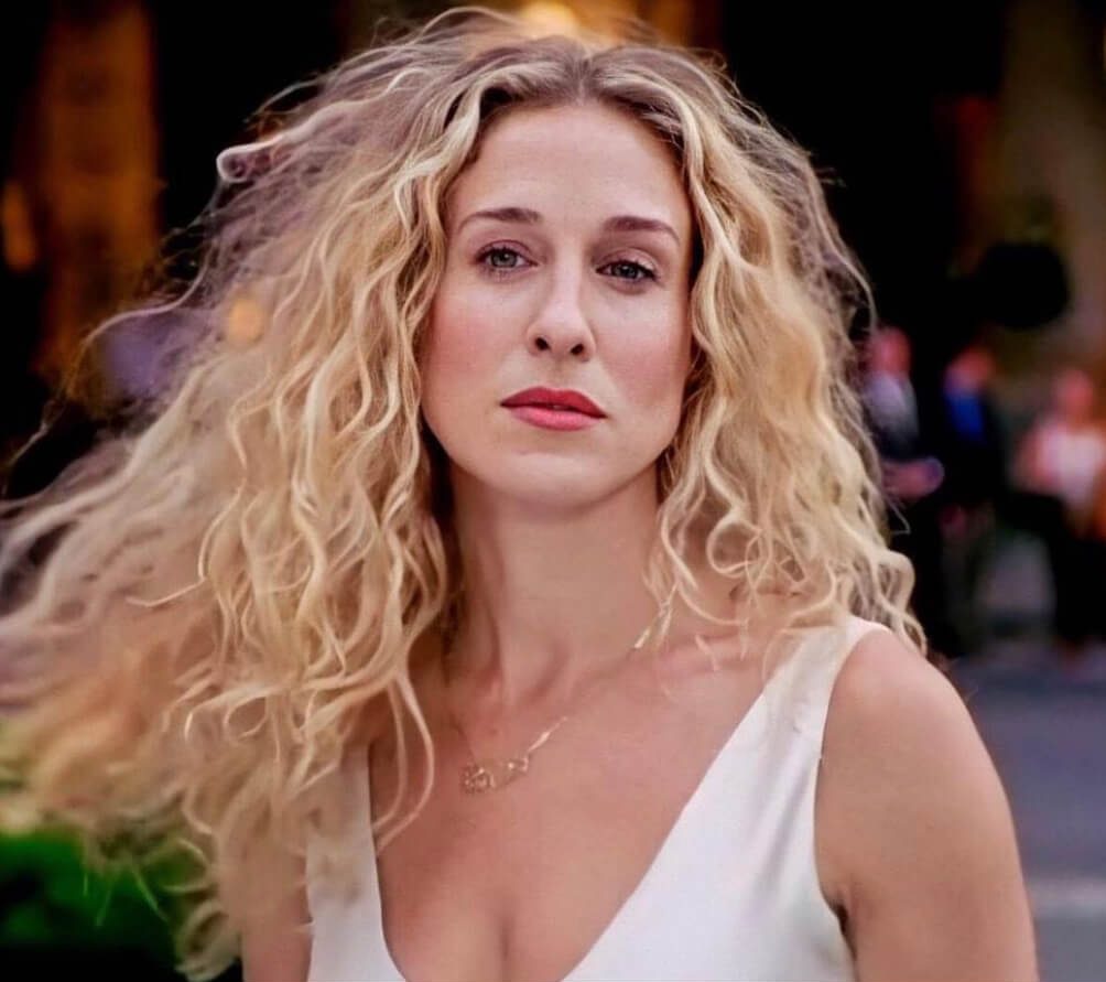 Η Carrie Bradshaw με ατίθασες μπούκλες