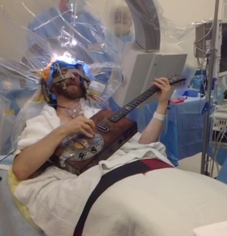 Aσθενής παίζει κιθάρα ενώ τον χειρουργούν στο κρανία