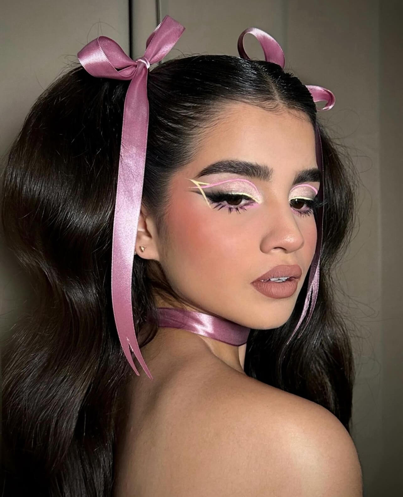 Ψηλές κοτσίδες με μπούκλες