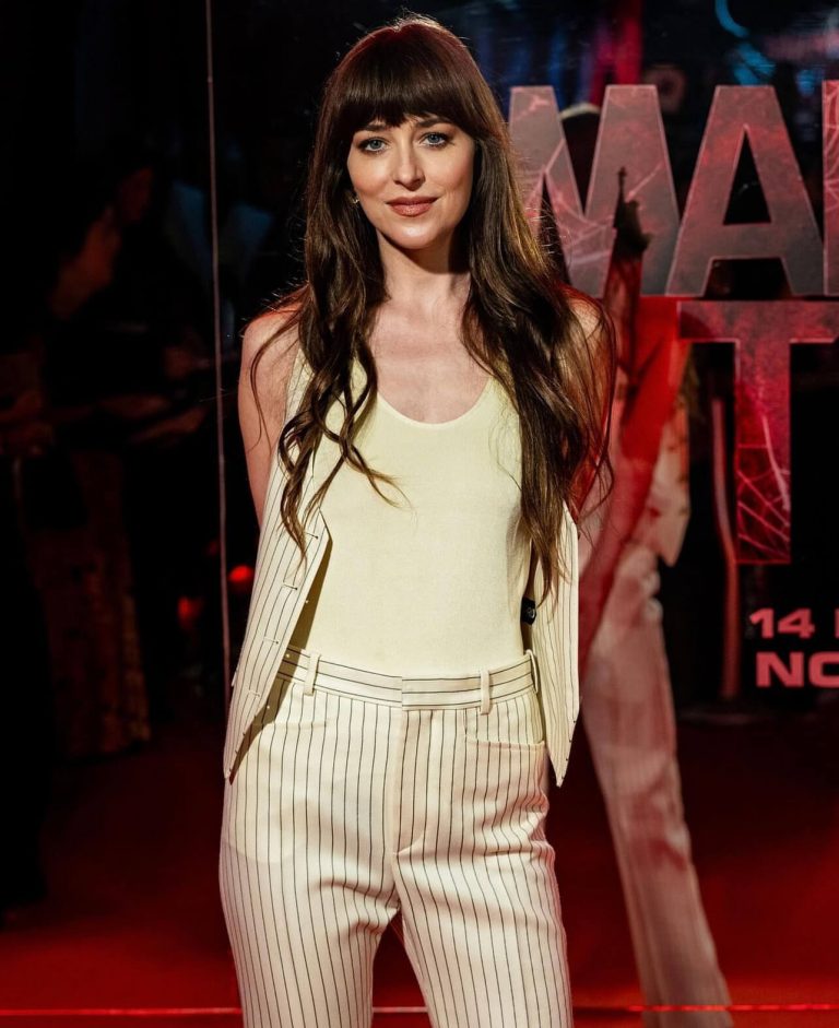 Η Dakota Johnson με ριγέ παντελόνι και γιλέκο