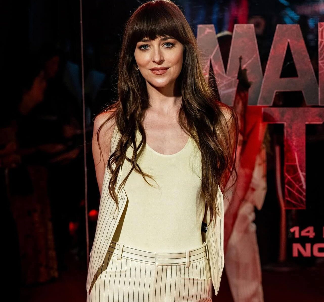 Η Dakota Johnson με ριγέ παντελόνι και γιλέκο