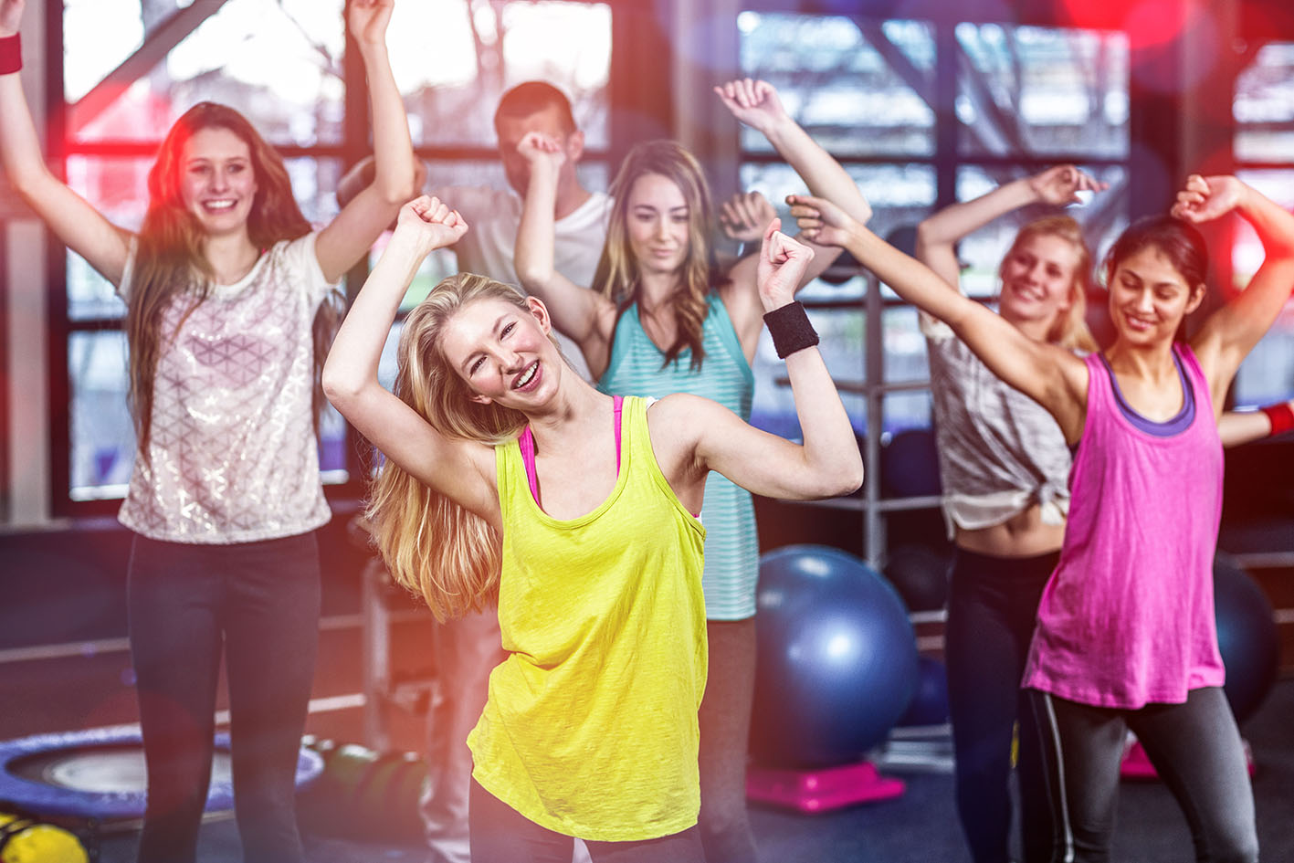 Ομάδα κοριτσιών χορεύουν σε γυμναστήριο