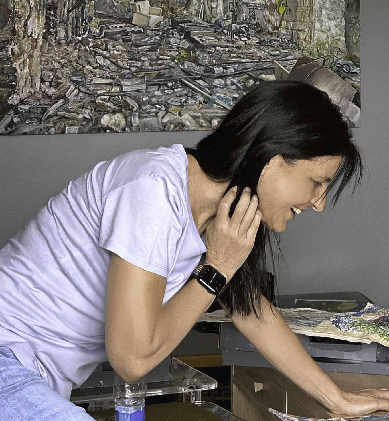 Η εικαστικός Ντένη Θεοχαράκη