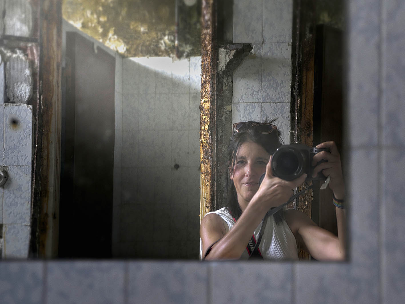 Η εικαστικός Ντένη Θεοχαράκη