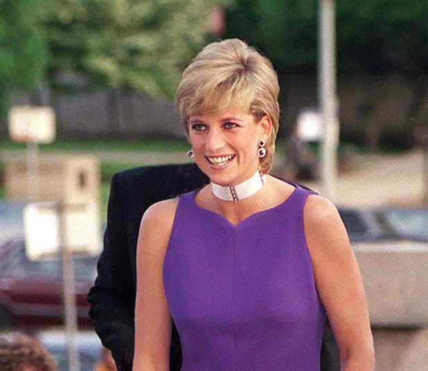 H πριγκίπισσα της Ουαλίας στο Σικάγο, φθάνοντας σε Βραδινό δείπνο στο Μουσείο Φυσικής Ιστορίας. Η Diana φοράει δημιουργία του σχεδιαστή Versace και γόβες Jimmy Choo.