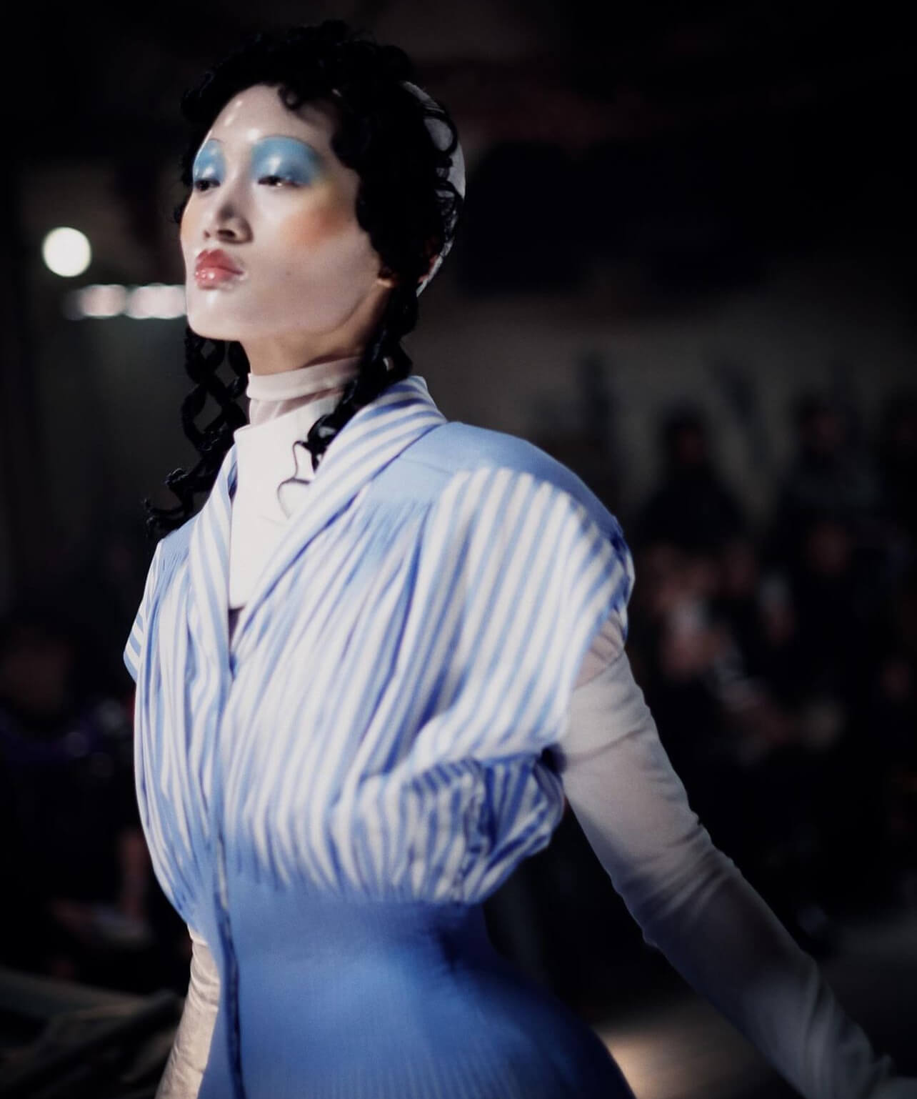 Ζωντανή κούκλα από το show του οίκου Maison Margiela