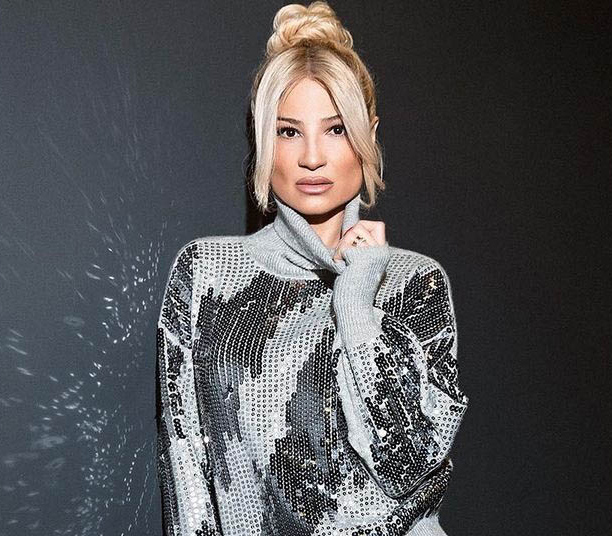 Η Φαίη Σκορδά ποζάρει