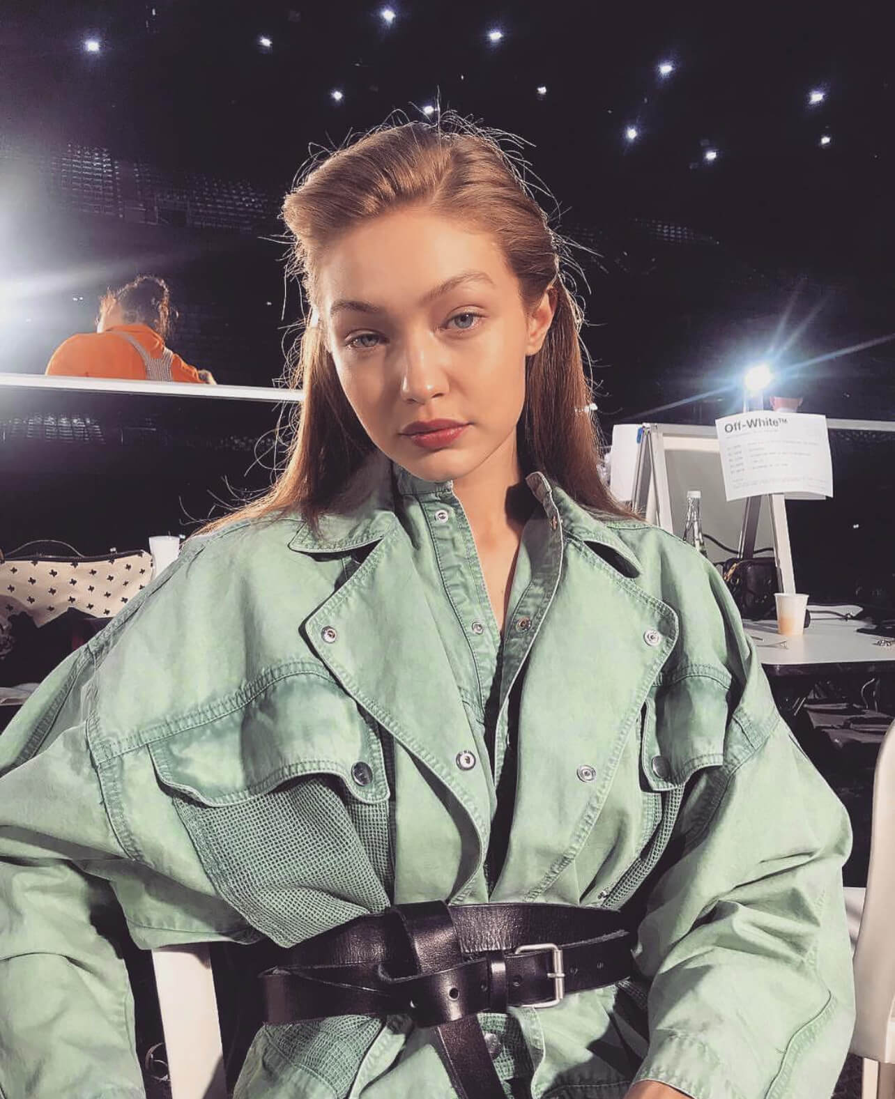 Η Gigi Hadid στα παρασκήνια fashion show