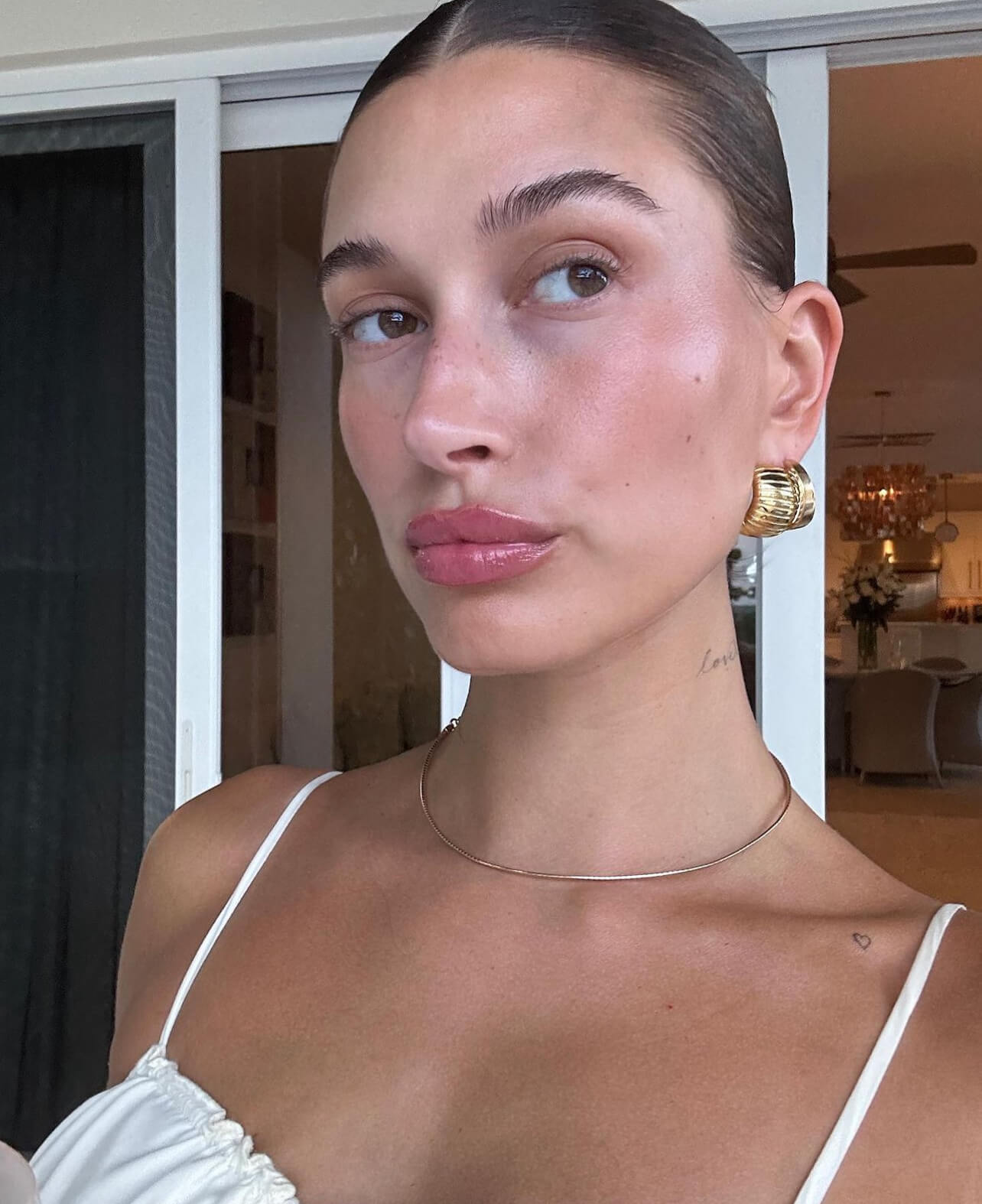 Η Hailey Bieber με nude μακιγιάζ