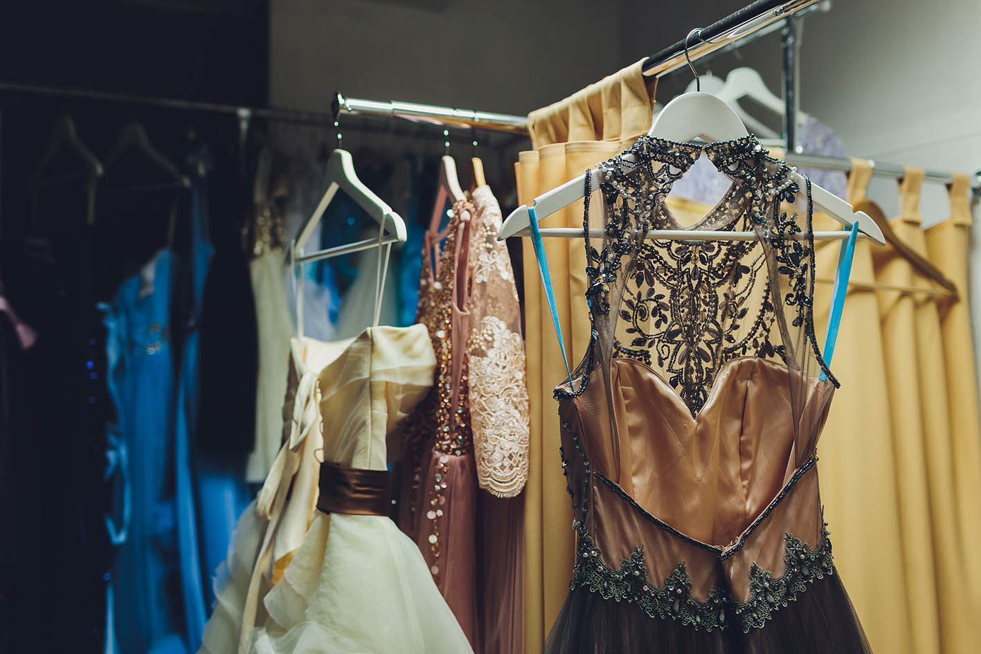 Βραδινά ρούχα κρεμασμένα στη ντουλάπα