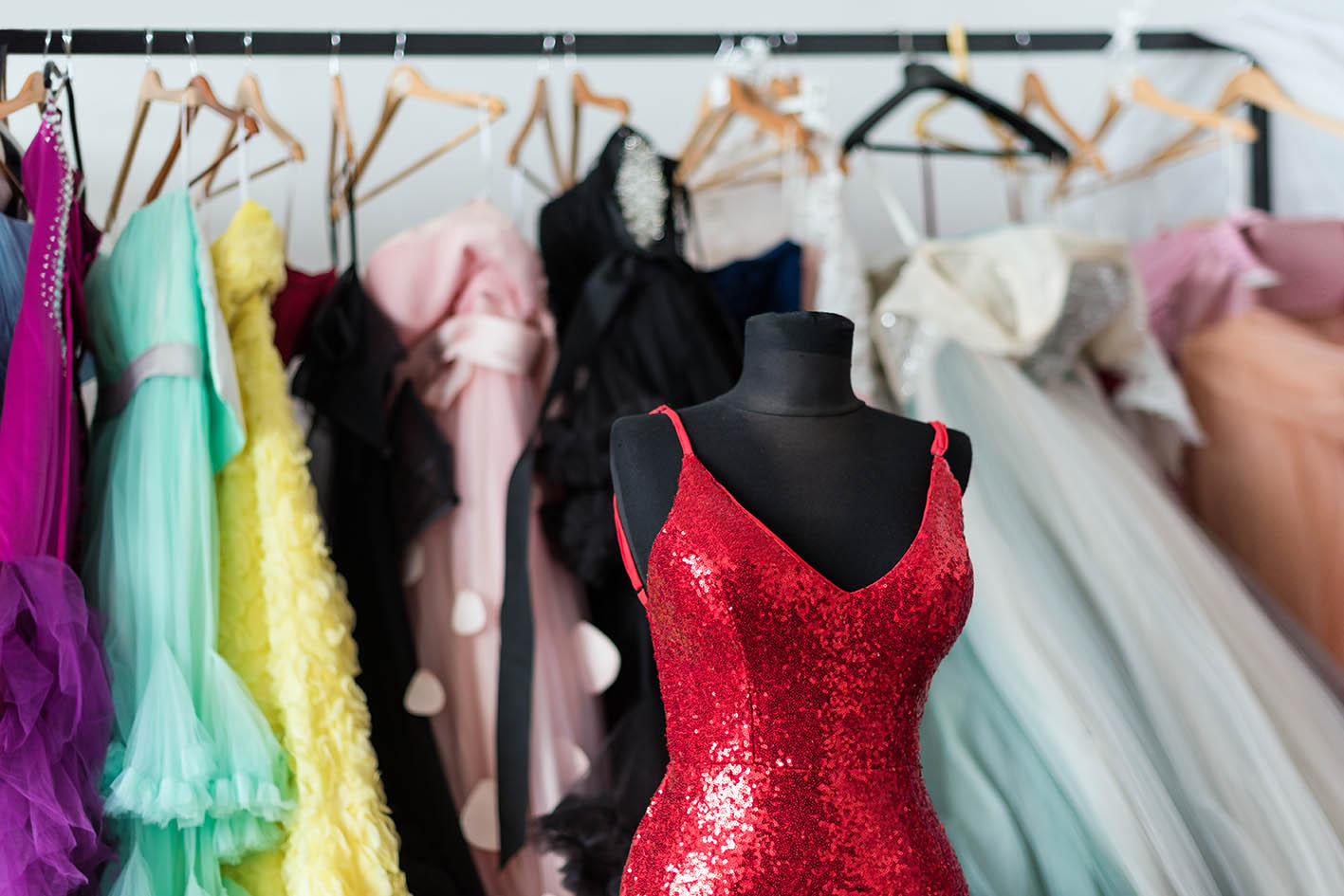 Βραδινά ρούχα κρεμασμένα στη ντουλάπα