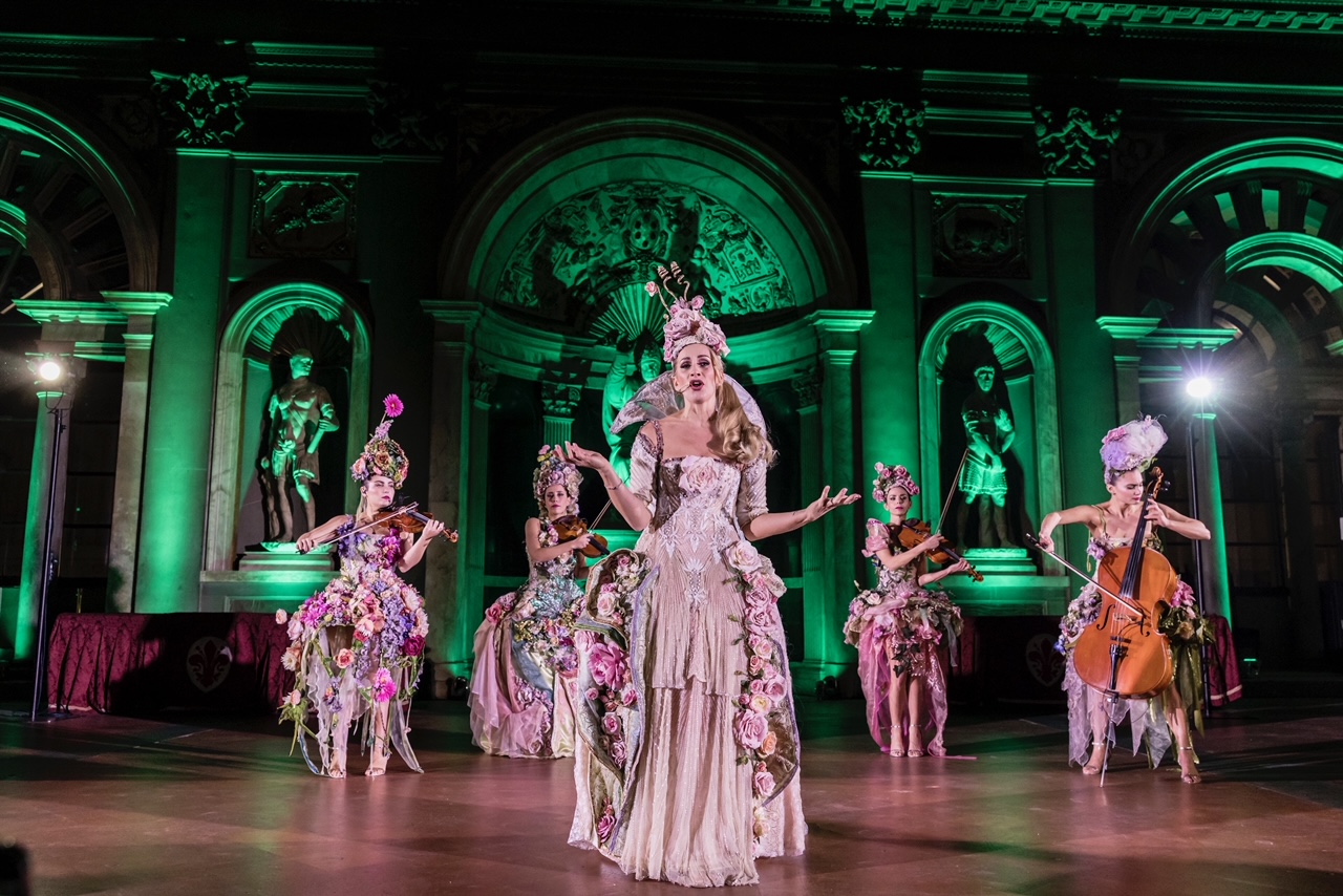 Το μουσικοχορευτικό σύνολο της ανθισμένης άνοιξης με το Earth Song.