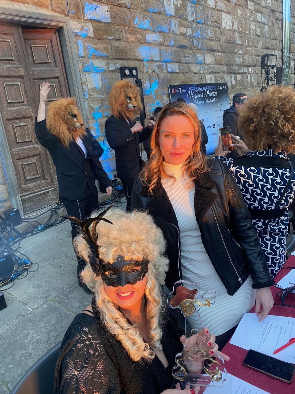 Η Ada Ηλιοπουλου-Πρόεδρος του Le soleil Foundation, η βασίλισσα του καρναβαλιού της Φλωρεντίας Kiera Chaplin στην κριτική επιτροπή. 