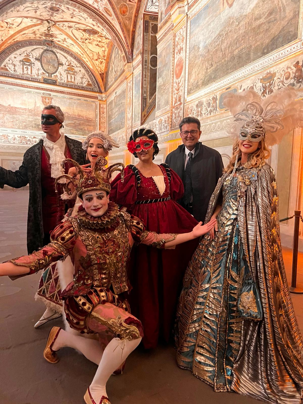 Μια από τις πιο γνωστές VIP της Ινδίας ανά τον κόσμο , η Chhaya Momaya με τον σύζυγο της Nirmal Momaya μαζί με την Giovanna Cicutto-Quinn στην αυλή του Michelozzo.