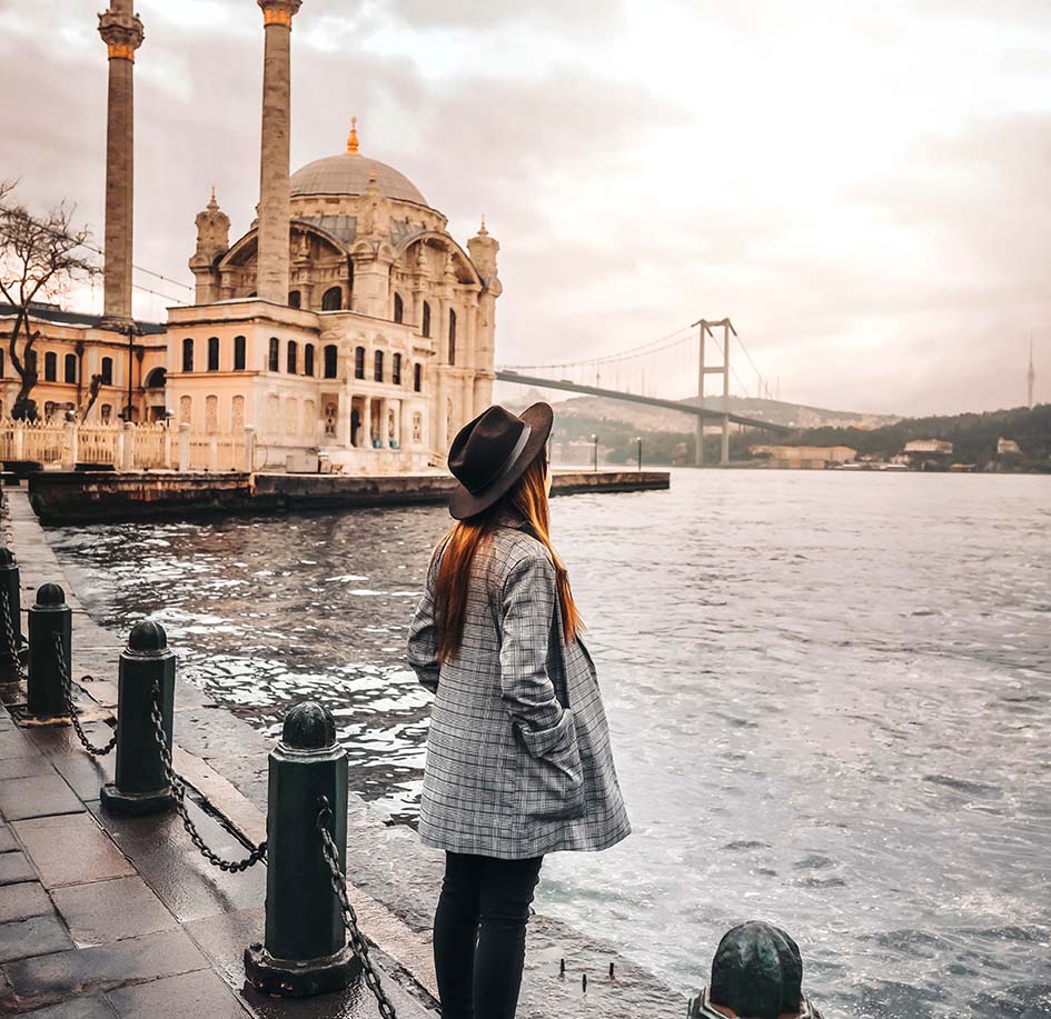 Κορίτσι ταξιδεύει στην Κωνσταντινούπολη