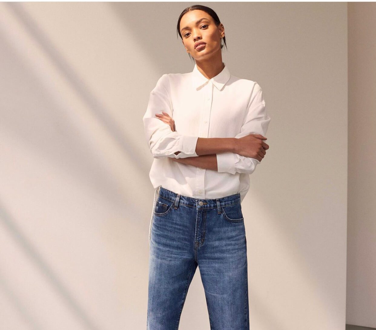 Τζιν παντελόνι με λευκό πουκάμισο