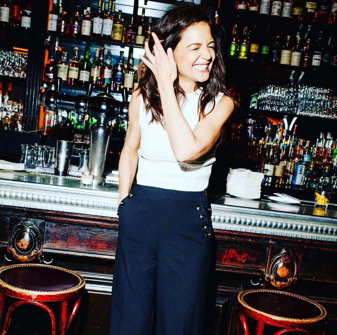 Η Katie Holmes με αμάνικο τοπ και μαύρη παντελόνα