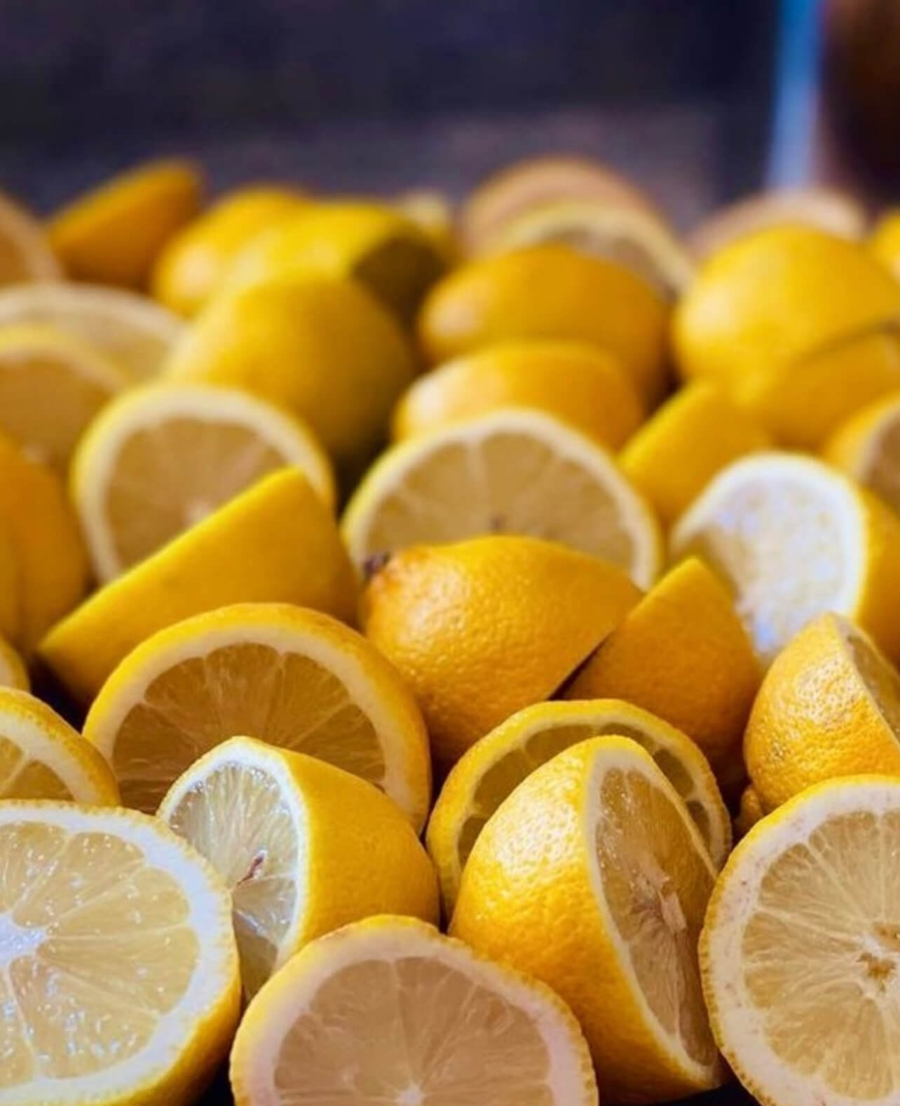 Φρέσκα λεμόνια κομμένα στη μέση