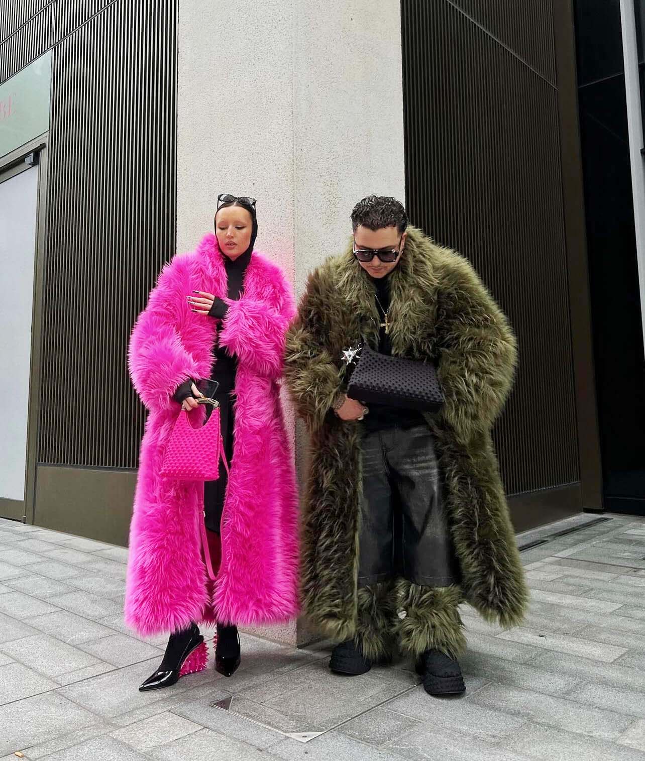 Μάξι γούνες σε φούξια και χακί